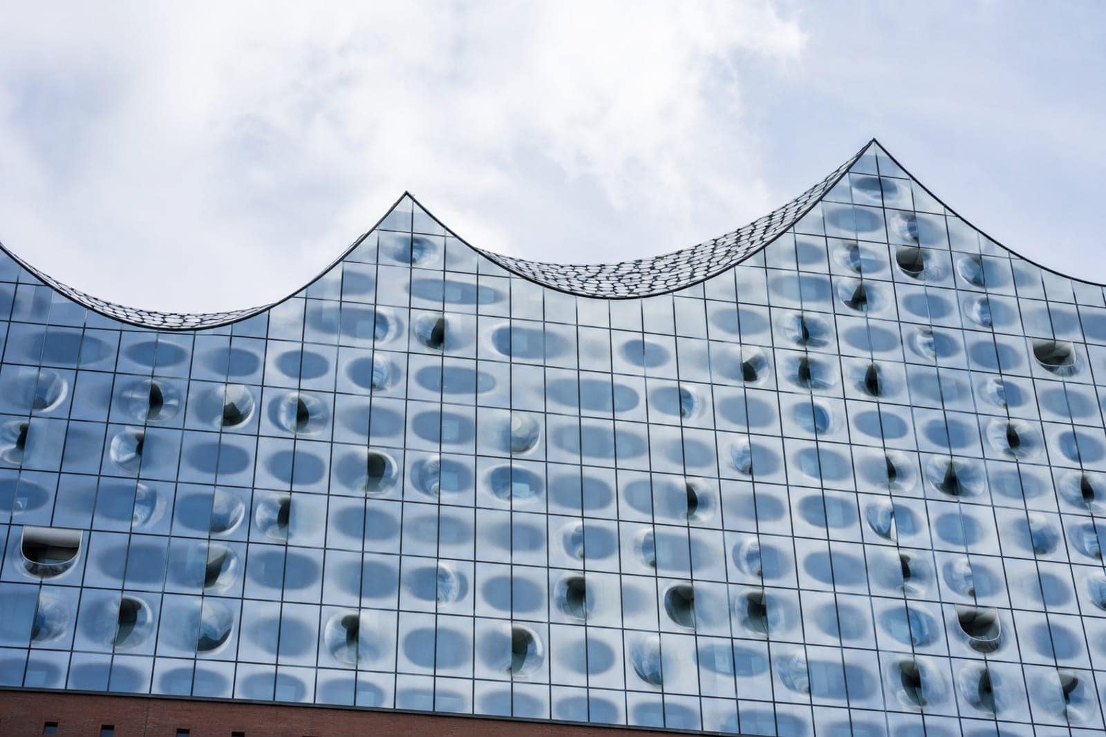 Die geschwungene Dachlinie der Hamburger Elbphilharmonie