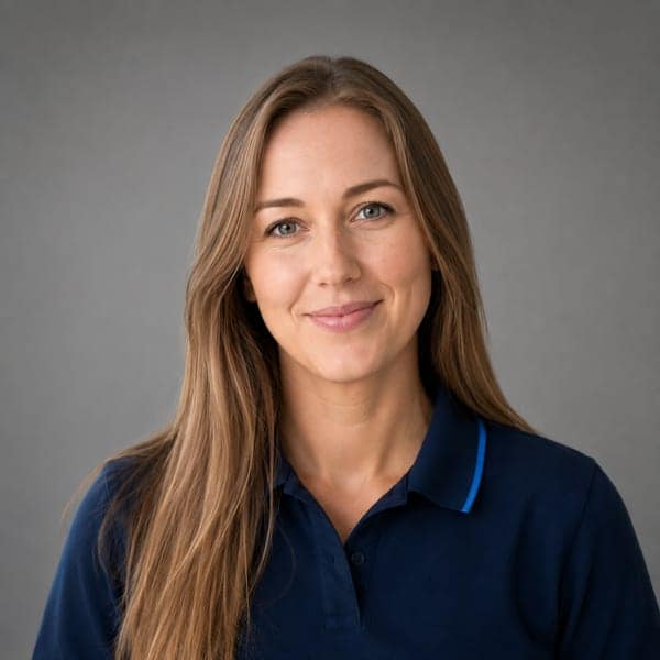 Laura Fischer, Ausbildung und Einarbeitung