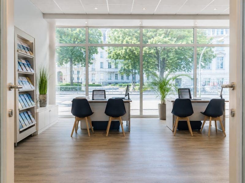 Gereinigter Beratungsbereich in einem Reisebüro